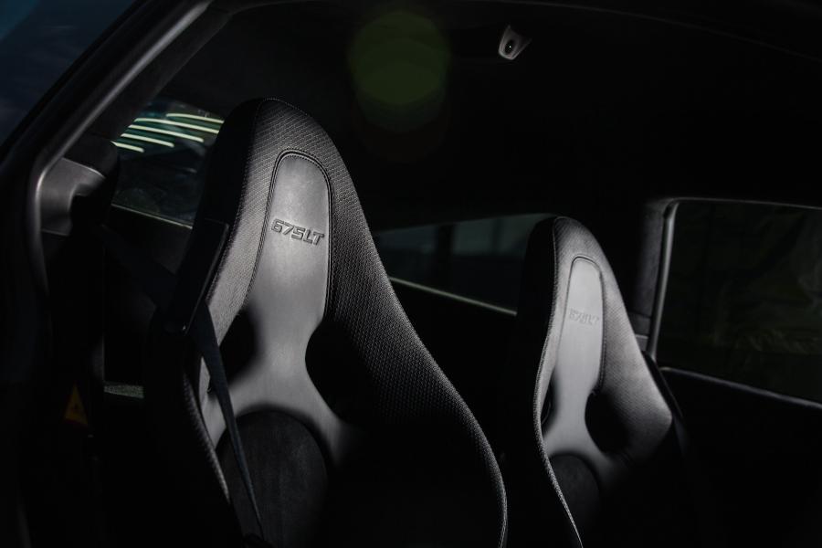 Детали интерьера McLaren 675LT 2015 года  (WW) (фото 27 из 39)